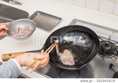 【レバニラ炒めを作る 豚レバーを炒める】 【レバニラ炒めを作る 豚レバーを炒める】 102043614