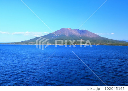 【鹿児島県】桜島フェリーから見た晴天の桜島 【鹿児島県】桜島フェリーから見た晴天の桜島 102045165