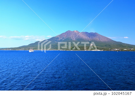【鹿児島県】桜島フェリーから見た晴天の桜島 102045167