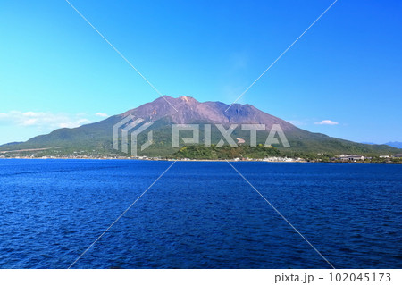 【鹿児島県】桜島フェリーから見た晴天の桜島 102045173