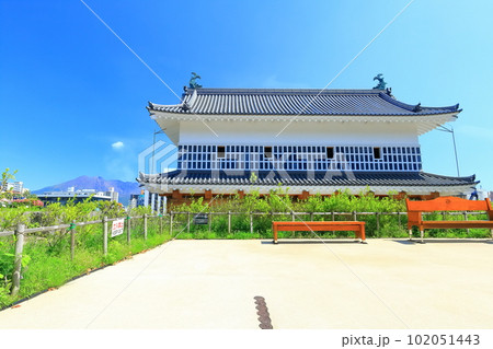 【鹿児島県】晴天の桜島と鶴丸城跡(御楼門)鹿児島城跡 【鹿児島県】晴天の桜島と鶴丸城跡(御楼門)鹿児島城跡 102051443
