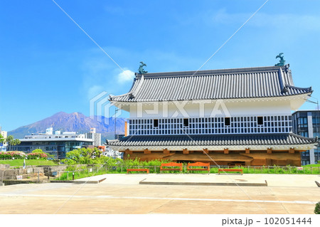【鹿児島県】晴天の桜島と鶴丸城跡(御楼門)鹿児島城跡 【鹿児島県】晴天の桜島と鶴丸城跡(御楼門)鹿児島城跡 102051444