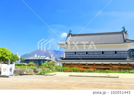 【鹿児島県】晴天の桜島と鶴丸城跡（御楼門）鹿児島城跡 102051445