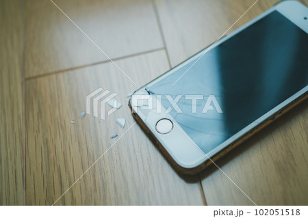 スマホを落として壊れる スマホを落として壊れる 102051518