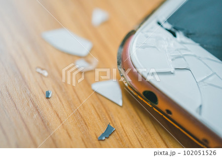 スマホを落として壊れる スマホを落として壊れる 102051526