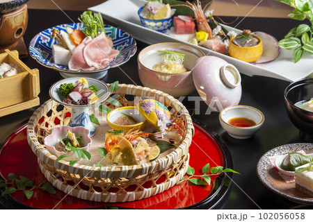 華やかな日本料理と刺身の盛り合わせ 華やかな日本料理と刺身の盛り合わせ 102056058