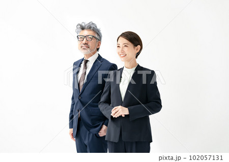 ビジネス　男性　女性　ミドル 102057131
