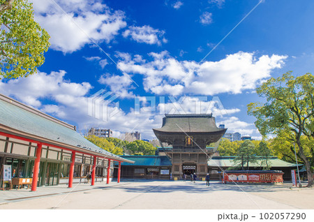 日本三大八幡・筥崎宮の楼門と社務所 日本三大八幡・筥崎宮の楼門と社務所 102057290