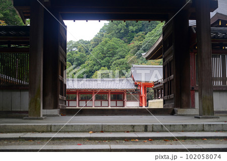 石清水八幡宮下院頓宮北門より境内を見る 102058074