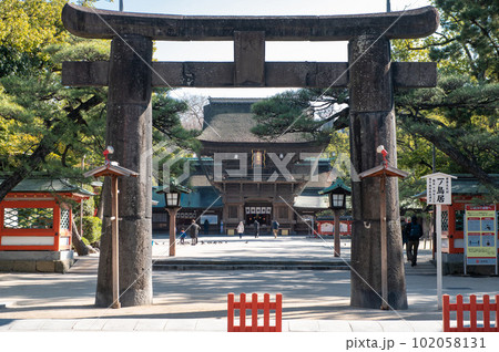 日本三大八幡・筥崎宮の一之鳥居と楼門 日本三大八幡・筥崎宮の一之鳥居と楼門 102058131