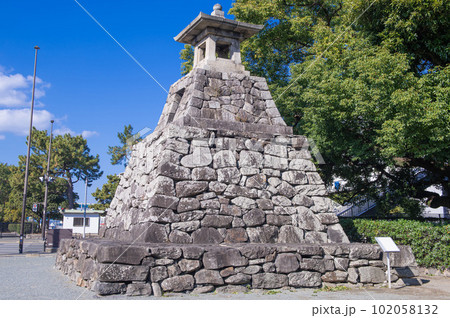 日本三大八幡・筥崎宮の高燈籠 102058132
