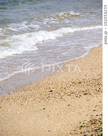 砂浜の波打ち際。 砂浜の波打ち際。 102058235