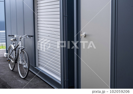 コンテナと自転車 コンテナと自転車 102059206
