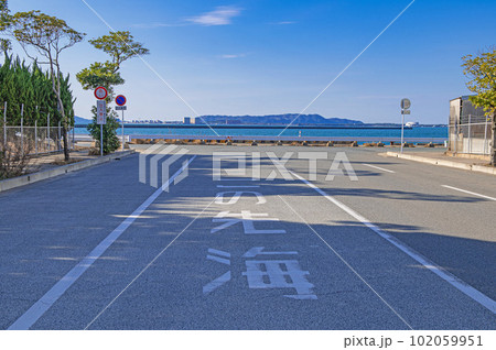 「この先海」の路面標示 102059951