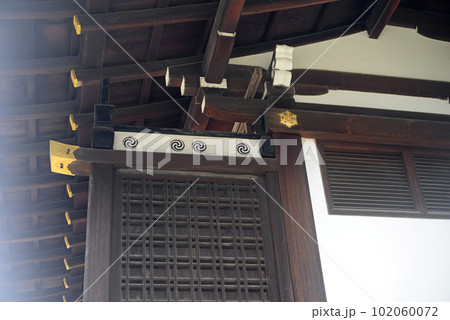 石清水八幡宮下院頓宮殿の左三つ巴紋 102060072