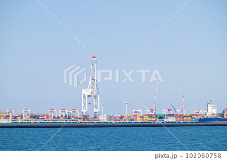 博多港の港湾施設とガントリークレーン 博多港の港湾施設とガントリークレーン 102060758