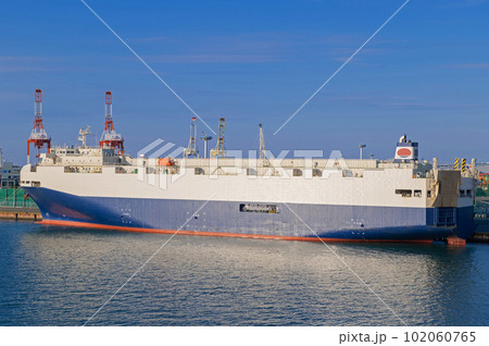 停泊中の自動車専用船 停泊中の自動車専用船 102060765