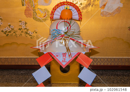 金色の屏風と鏡餅 102061548