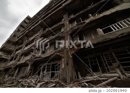 軍艦島に残る65号棟（鉱員社宅）跡 102061940