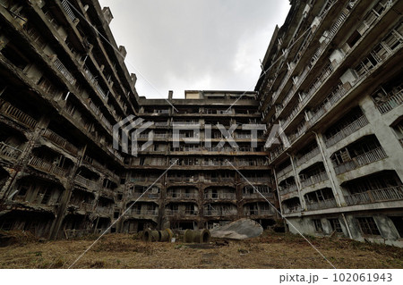 軍艦島に残る65号棟(鉱員社宅)跡 軍艦島に残る65号棟(鉱員社宅)跡 102061943
