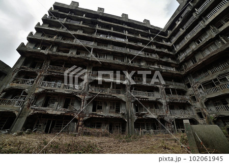 軍艦島に残る65号棟（鉱員社宅）跡 102061945