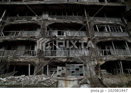 軍艦島に残る65号棟(鉱員社宅)跡 軍艦島に残る65号棟(鉱員社宅)跡 102061947