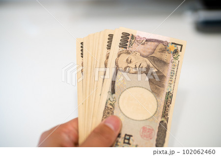 1万円の札束で支払う 1万円の札束で支払う 102062460