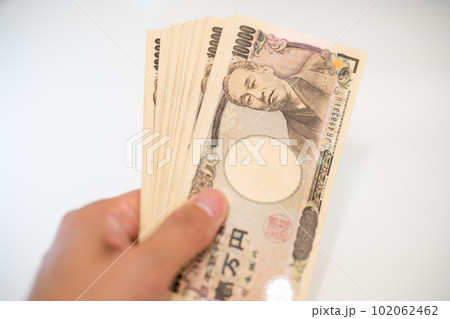 1万円の札束を渡す様子 1万円の札束を渡す様子 102062462