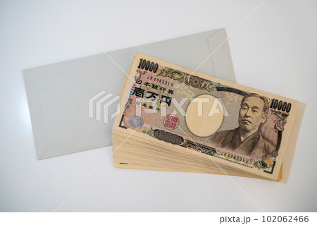 封筒から取り出した札束 封筒から取り出した札束 102062466