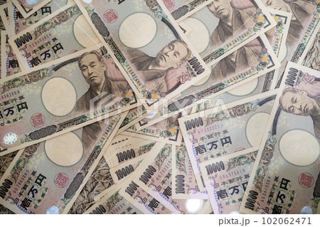 1万円札を床一面に広げる 1万円札を床一面に広げる 102062471