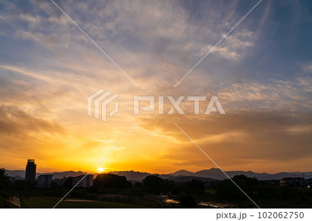 住宅街と山並みとオレンジに染まる夕焼 住宅街と山並みとオレンジに染まる夕焼 102062750
