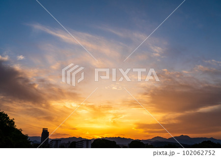 住宅街と山並みとオレンジに染まる夕焼 住宅街と山並みとオレンジに染まる夕焼 102062752
