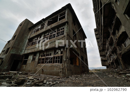 軍艦島に残る69・68号棟(病院)跡 軍艦島に残る69・68号棟(病院)跡 102062790