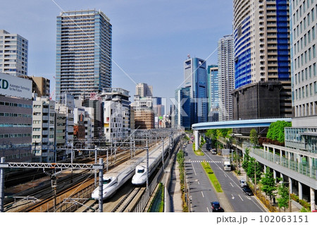 浜松町駅を走行する東海道新幹線 浜松町駅を走行する東海道新幹線 102063151