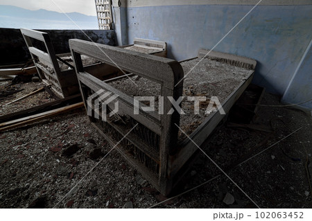 軍艦島に残る69・68号棟(病院)跡 軍艦島に残る69・68号棟(病院)跡 102063452