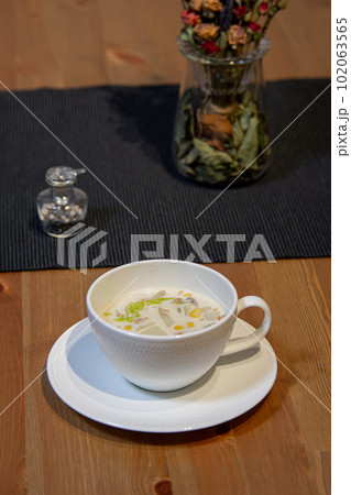 鮭のクリーム煮　料理　テーブルコーディネート 102063565