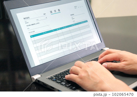 パソコンで作成する請求書と人の手 パソコンで作成する請求書と人の手 102065470