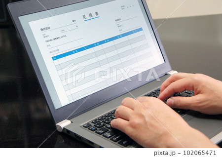 パソコンで作成する見積書と人の手 パソコンで作成する見積書と人の手 102065471