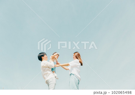 高い高いをしている家族写真 102065498