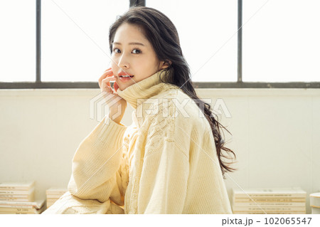 ゆったりしたタートルネックのニットを着た女性のポートレート ゆったりしたタートルネックのニットを着た女性のポートレート 102065547