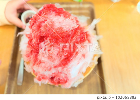 真上から撮影したいちご味の山盛りかき氷 真上から撮影したいちご味の山盛りかき氷 102065882
