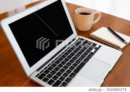 ノートパソコンとメモ帳 102066278