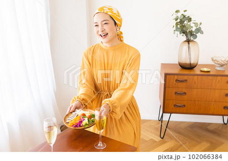 ミドル女性 ライフスタイル ミドル女性 ライフスタイル 102066384