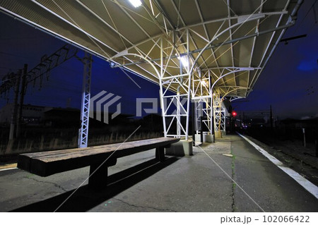 【岳南電車】夜の岳南鉄道線吉原駅 102066422
