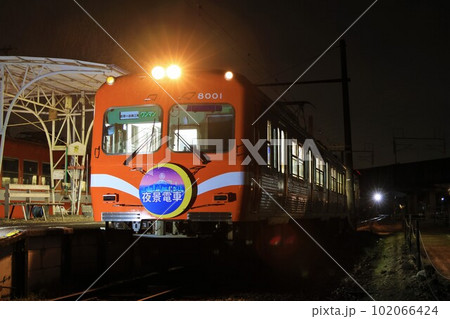 【岳南電車】夜の8000形「夜景電車」(岳南鉄道線:岳南江尾駅) 【岳南電車】夜の8000形「夜景電車」(岳南鉄道線:岳南江尾駅) 102066424
