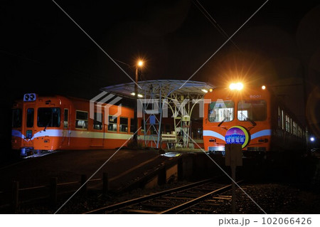 【岳南電車】夜の9000形と8000形「夜景電車」（岳南鉄道線：岳南江尾駅） 102066426