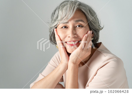 ビューティーイメージ　女性ポートレート　エレガント 102066428