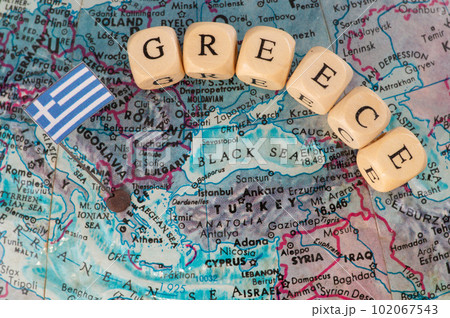 ギリシャの地図と国旗 102067543