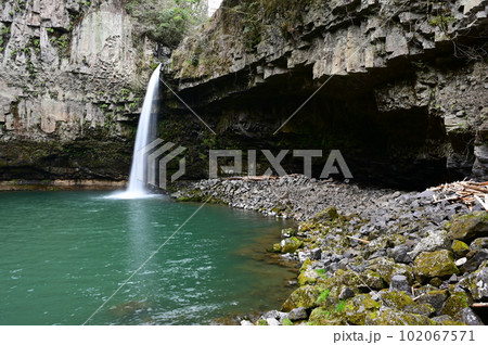 阿蘇の火砕流で形成された穴の開いたような独特の滝、うのこの滝 102067571