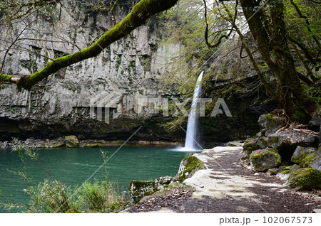 阿蘇の火砕流で形成された穴の開いたような独特の滝、うのこの滝 102067573